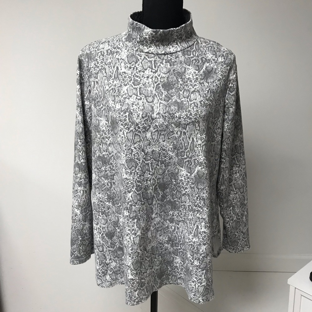 Chico’s gray & white top, size 2 (10-12).